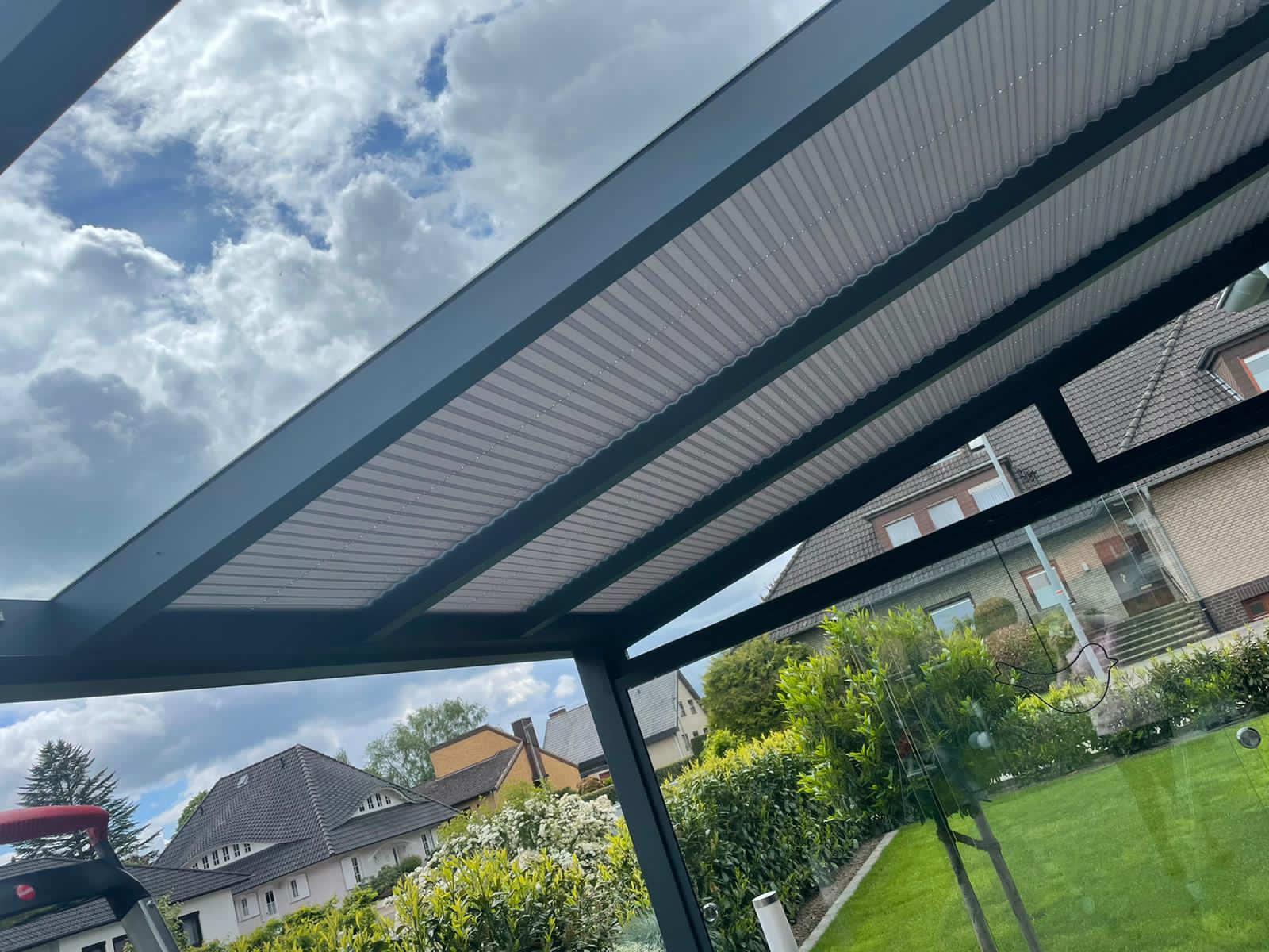 Sonnenschutz-Front für Dach- und Wandmarkisen 